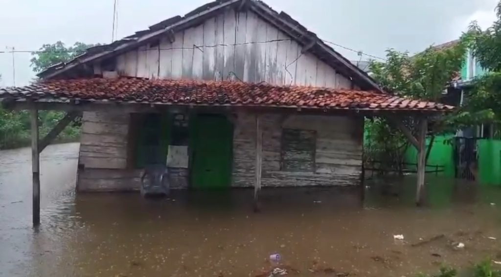 Genangan banjir setinggi hingga dua meter merendam rumah warga di Lampung Utara, mengganggu aktivitas masyarakat dan memaksa sebagian warga bertahan di rumah.